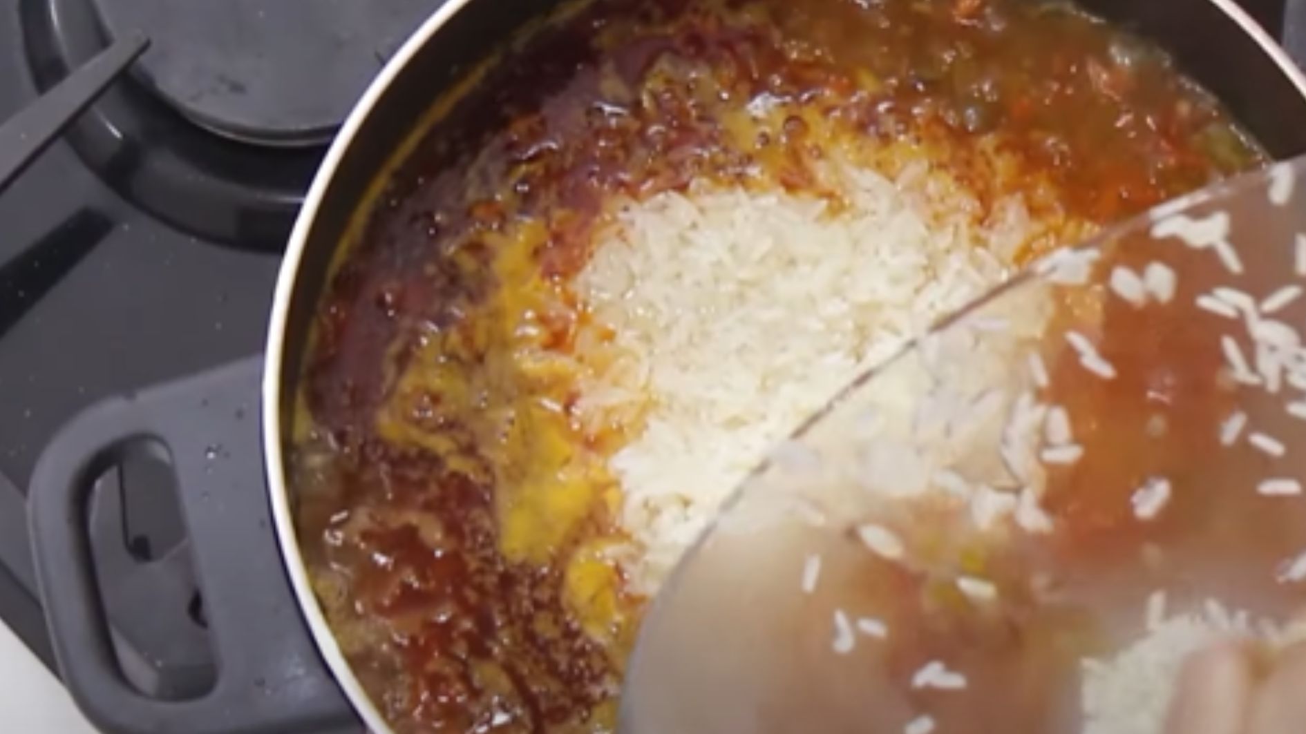 pour rice into pot